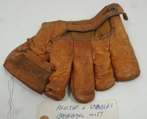 lot 21 image: Vintage 1930s Proctor & Gambles Baseball Mitt