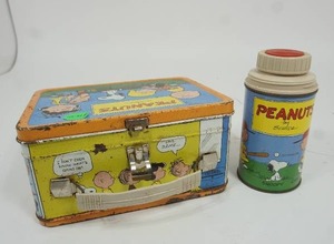 lot 23 image: Vintage 1959 Metal Peanuts Gang By Schulz Lunch Box with Thermos...