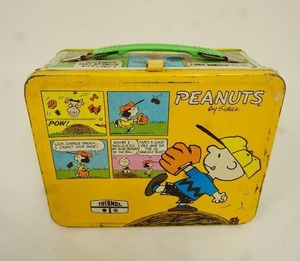 lot 46 image: Vintage 1960s Charlie Brown Snoopy RARE GREEN Handle Metal Lunch Box Peanuts Gang By Charles M. Schulz Comics...