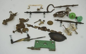 lot 70 image: Great Assortment of Vintage Hardware