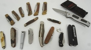 lot 79 image: Large Assortment of Vintage Pocket Knives