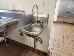 lot 70 image: Sink  Faucet