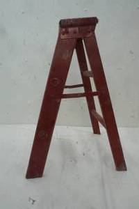 lot 3 image: Wood Step Stool