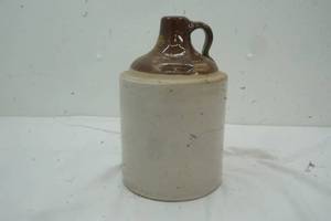 lot 8 image: Salt Glazed Shoulder Crock