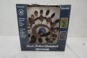 lot 24 image: New Dual Motion Windwheel Top (Glows in the Dark)