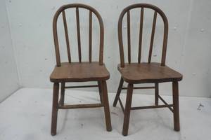 lot 28 image: Pair of Vintage Childrens Wood Chairs 12 Tall