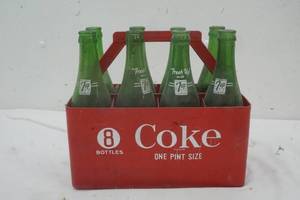 lot 34 image: 8 Bottle Coke Plastic Crate with 7up Bottles