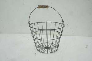 lot 42 image: Vintage Egg Basket