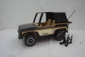 lot 55 image: Vintage Metal Tonka Jeep with Extra Tire, Gas Can, Jack
