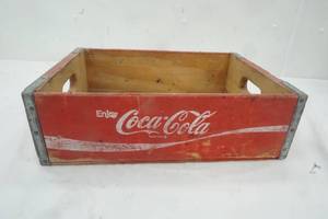 lot 57 image: Vintage Coca Cola Crate