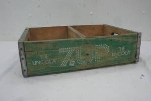 lot 59 image: Vintage 7up Wood Crate
