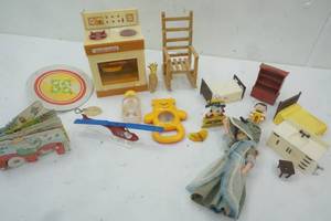 lot 87 image: dollhouse furniture, and other vintage plastic toys
