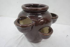 lot 96 image: Flower pot crock