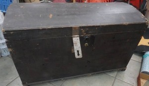 lot 100 image: Vintage Trunk
