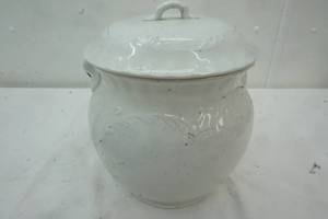lot 104 image: Vintage Hall Lid and Pot with handle