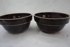 lot 127 image: USA Pottery Bowls (brown)