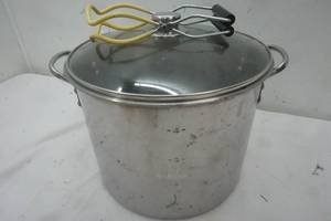 lot 138 image: 16 Qt canning pot with cover