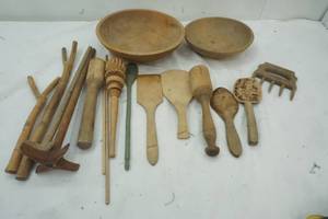 lot 174 image: Vintage wooden items