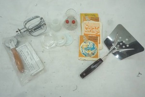 lot 191 image: Vintage lot with glass, salt and pepper and other