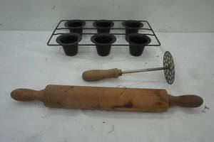 lot 200 image: Vintage kitchen items and popover pan