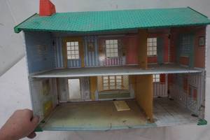 lot 206 image: Vintage tin dollhouse, 18 tall