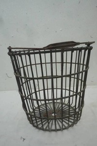 lot 207 image: Vintage Egg Basket