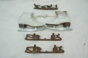 lot 219 image: Vintage Pair of Ladies Ice Skates & Vintage Ice Skate Blades only