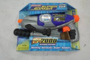 lot 256 image: Super Soaker Max 2000 (gray)