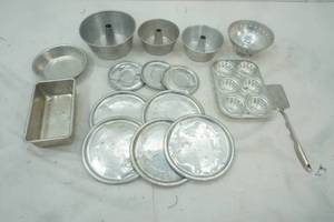 lot 186 image: Vintage Kids Baking Dishes
