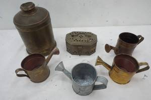 lot 313 image: Collectible Decor Lot