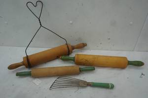 lot 319 image: Antique Rolling Pins & Spatula