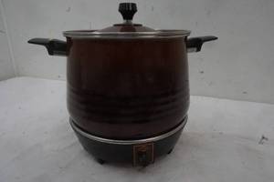 lot 320 image: West Bend Crock Pot
