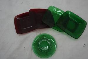 lot 365 image: 2 Green Plates and 2 Red plates