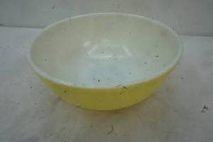 lot 368 image: Antique Yellow Pyrex Mixing Bowl