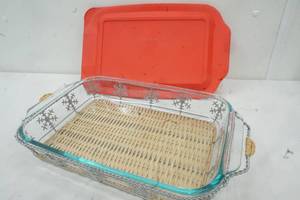 lot 373 image: Pyrex 3qt Baking Dish with cover and Carrying tray