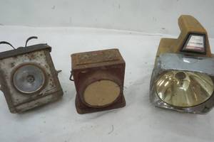 lot 384 image: Vintage Red Bird Mini lanterns and a Sears Light