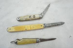 lot 401 image: Three small collectible pocket knives
