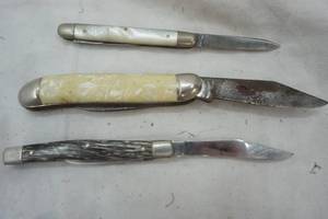 lot 416 image: Three pocket knives