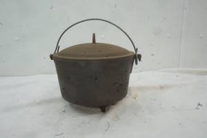 lot 450 image: Cast Iron Cooking pot with cover and handle