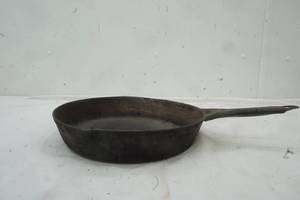lot 451 image: Cast Iron Frying pan