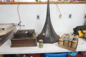 lot 491 image: Vintage Thomas Edisons Phonograph with variety of Recordings (working Condition unknown)