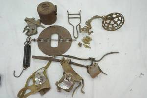 lot 490 image: Vintage Collectables, Corn Huskers, Oil Lamp Holder and more