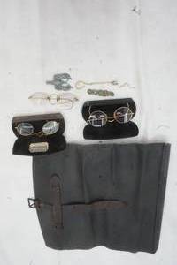 lot 492 image: Vintage Broches, Glasses and more