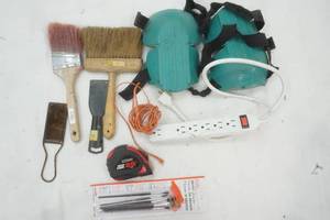 lot 496 image: Tools, Knee Pads, Extension cord, paint brushes
