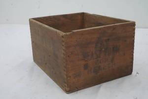 lot 566 image: wood box