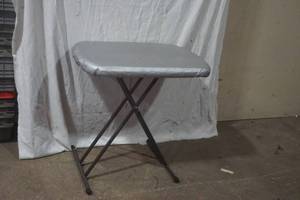 lot 581 image: folding poly table
