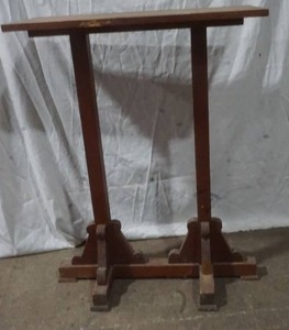 lot 584 image: vintage podium stand