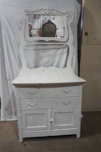 lot 585 image: antique wash stand