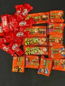 lot 420 image: Reeses And Kit Kat Bundle