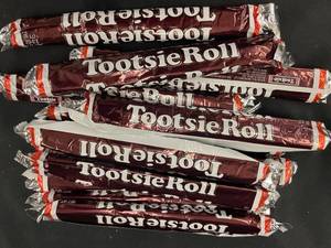 lot 165 image: Tootsie Roll Bundle